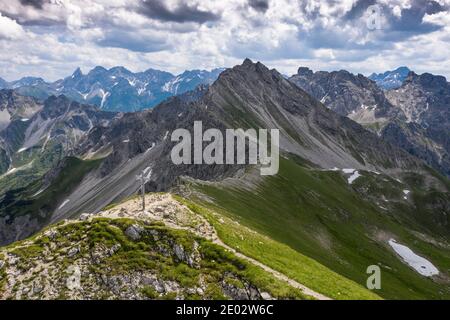 Walser Hammerspitze mit Rücken zur Hochgehrenspitze und Oberstdorfer Hammerspitze, Bayern, Deutschland Stockfoto