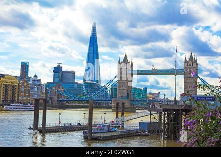 Blick nach Westen von St. Katharine Docks zum St. Katharine Pier-Fährterminal, Tower Brücke und der Shard Wolkenkratzer auf Sommertag Himmel Hintergrund,2016 Stockfoto