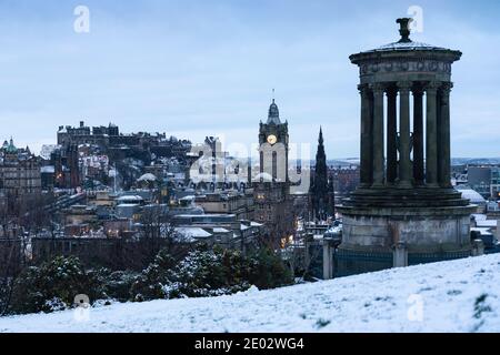 Am frühen Morgen Winter Skyline Blick auf Edinburgh von Calton Hill nach Schnee, Schottland, Großbritannien Stockfoto