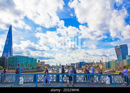 Blick nach Westen von der Tower Bridge mit dem Shard und Fenchurch 20 Wolkenkratzer am Sommertag Himmel Hintergrund.UK, August 2016 Stockfoto