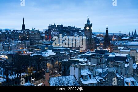 Am frühen Morgen Winter Skyline Blick auf Edinburgh von Calton Hill nach Schnee, Schottland, Großbritannien Stockfoto