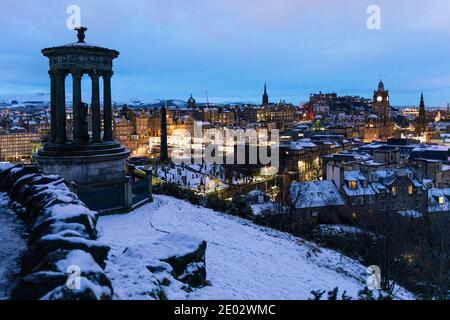 Am frühen Morgen Winter Skyline Blick auf Edinburgh von Calton Hill nach Schnee, Schottland, Großbritannien Stockfoto