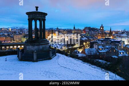 Am frühen Morgen Winter Skyline Blick auf Edinburgh von Calton Hill nach Schnee, Schottland, Großbritannien Stockfoto