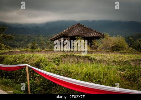 Ein leerer Unterstand auf der Jatiluwih Rice Terrace in Bali Stockfoto