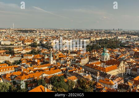 Luftpostkartenansicht von Prag, Tschechien. Prag Panorama.schöne sonnige Landschaft der Hauptstadt Tschechiens.erstaunliche europäische Stadtbild.Rote Dächer Stockfoto