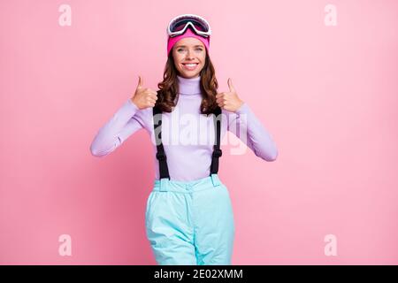 Foto-Porträt einer positiven Frau, die zwei Daumen nach oben isoliert Auf pastellrosa Hintergrund Stockfoto