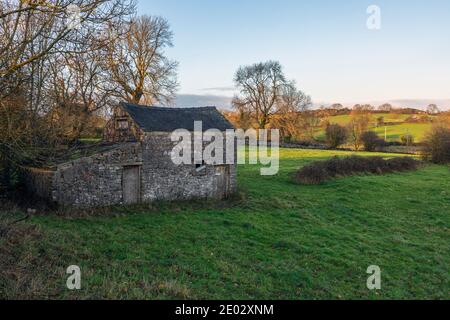 Eine Feldscheune in der Nähe von Bonsall, Derbyshire Stockfoto