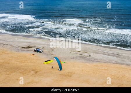 Paragliding an der Düne in der Nähe von Henties Bay, Henties Bay, Namibia Stockfoto