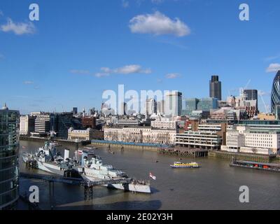 Blick über die Themse vom Rathaus mit HMS Belfastl Natwest Tower 42 The Gherkin in der Nachmittagssonne London England Großbritannien Stockfoto