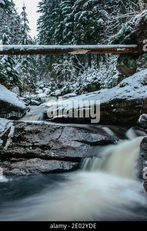 Die Gruppe von Wasserfällen und Kaskaden auf dem Fluss Cerna Desna, in der Nähe von Sous Wasserreservoir, Isergebirge, Tschechische Republik.lange Exposition Wasser.frisch Stockfoto
