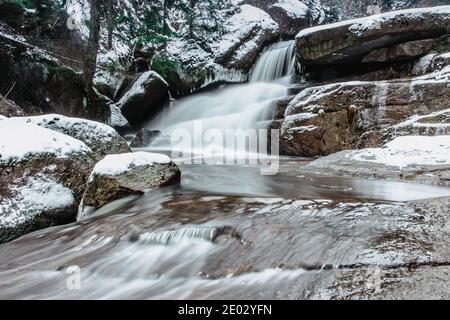 Die Gruppe von Wasserfällen und Kaskaden auf dem Fluss Cerna Desna, in der Nähe von Sous Wasserreservoir, Isergebirge, Tschechische Republik.lange Exposition Wasser.frisch Stockfoto