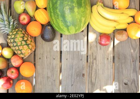 Draufsicht auf verschiedene Früchte für eine gesunde Lebensweise und vegane Gewichtsabnahme. Fruchtvitamine stärken die Immunität. Äpfel, Birnen, Ananas, Orange, Kiwi, Bananen Stockfoto