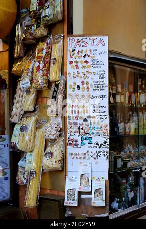 Eingang des italienischen Pasta-touristischen Shop mit vielen Arten von italienischen Macaroni-Essen in Herzen, Teddybären, Bögen, Flugzeuge, Sterne Formen mit Humor Stockfoto