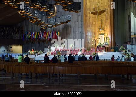 Mexiko-Stadt, Mexiko - 18. Oktober 2017: Innenansicht der Basilika unserer Lieben Frau von Guadalupe mit laufenden Gottesdiensten Stockfoto