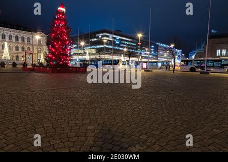 Helsinki Finnland. 29. Dezember 2020 EIN Weihnachtsbaum von Coca-Cola ist auf dem Bahnhofsplatz geschmückt. Hochwertige Fotos Stockfoto