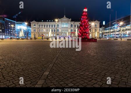 Helsinki Finnland. 29. Dezember 2020 EIN Weihnachtsbaum von Coca-Cola ist auf dem Bahnhofsplatz geschmückt. Hochwertige Fotos Stockfoto