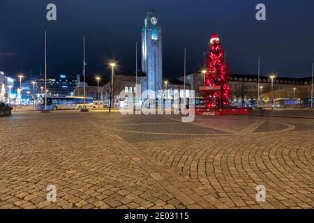 Helsinki Finnland. 29. Dezember 2020 EIN Weihnachtsbaum von Coca-Cola ist auf dem Bahnhofsplatz geschmückt. Hochwertige Fotos Stockfoto