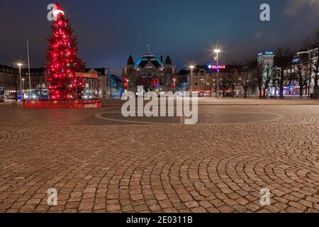 Helsinki Finnland. 29. Dezember 2020 EIN Weihnachtsbaum von Coca-Cola ist auf dem Bahnhofsplatz geschmückt. Hochwertige Fotos Stockfoto