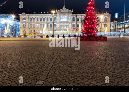 Helsinki Finnland. 29. Dezember 2020 EIN Weihnachtsbaum von Coca-Cola ist auf dem Bahnhofsplatz geschmückt. Hochwertige Fotos Stockfoto