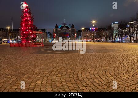 Helsinki Finnland. 29. Dezember 2020 EIN Weihnachtsbaum von Coca-Cola ist auf dem Bahnhofsplatz geschmückt. Hochwertige Fotos Stockfoto