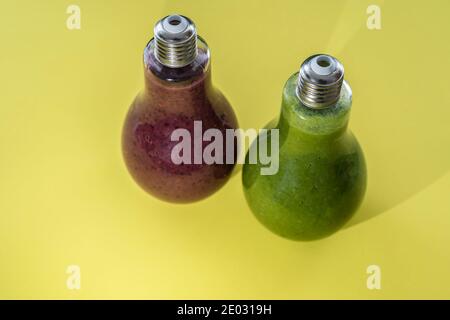 Bunte Frucht Smoothies.Green und Red Light Birnen gesunde Detox Getränke mit frischem Spinat, Kiwi, Mango, Avocado.Superfood Konzept auf grünem Hintergrund Stockfoto