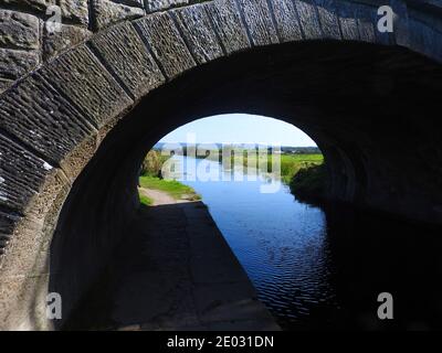 Brücke auf dem Lancashire Canal, England in der Nähe des Glasson Basin im Jahr 2020 Stockfoto