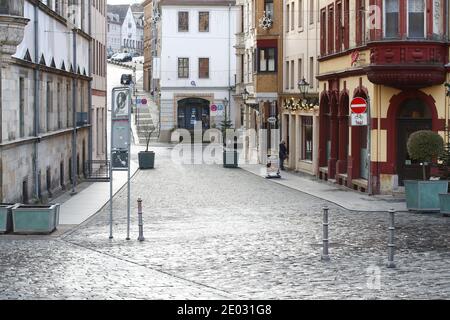 29. Dezember 2020, Thüringen, Altenburg: Die Fußgängerzone in der Innenstadt ist fast menschenleer. Im Altenburger Land sind seit 27.12.20 auch tagsüber Ausgangssperren aktiv. Bewohner des Bezirks sind nur aus gutem Grund draußen erlaubt. Foto: Bodo Schackow/dpa-Zentralbild/dpa Stockfoto