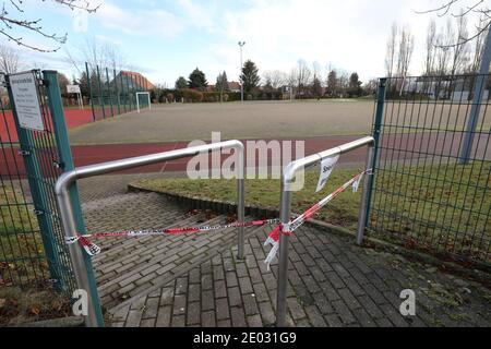 29. Dezember 2020, Thüringen, Altenburg: Mit rot-weißem Sperrband ist dieser Sportplatz geschlossen. Im Altenburger Land gelten seit 27.12.20 auch in den Tagesausgangsbeschränkungen. Die Bewohner des Bezirks sind nur aus gutem Grund draußen erlaubt. Foto: Bodo Schackow/dpa-Zentralbild/dpa Stockfoto