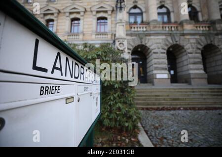 29. Dezember 2020, Thüringen, Altenburg: Das Bezirksamt in der Innenstadt. Im Landkreis Altenburg gelten seit 12/27/20 Sperrungen, auch tagsüber. Die Bewohner des Bezirks sind nun nur noch aus gutem Grund draußen erlaubt. Foto: Bodo Schackow/dpa-Zentralbild/dpa Stockfoto