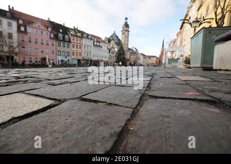 29. Dezember 2020, Thüringen, Altenburg: Der Marktplatz in der Innenstadt ist fast menschenleer. Im Altenburger Land gelten seit 27.12.20 auch tagsüber Ausgangssperren. Die Bewohner des Bezirks dürfen nur mit gutem Grund nach draußen gehen. Foto: Bodo Schackow/dpa-Zentralbild/dpa Stockfoto