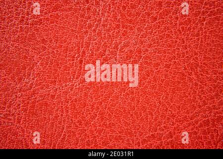 Nahaufnahme der orangefarbenen Lederstruktur. Grunge Haut Stoff Hintergrund. Stockfoto