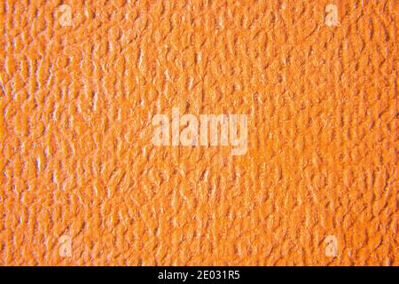 Nahaufnahme der orangefarbenen Lederstruktur. Grunge Haut Stoff Hintergrund. Stockfoto