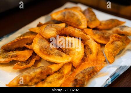 Gebratene Gyoza-Knödel mit Pilzfüllung. Goldene knusprige Knödel in einer Pfanne gekocht. Stockfoto