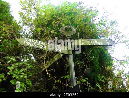 Bewachsene Wegweiser nach Galgate, Lancaster, Garstang, Preston, & Glasson Basin, am Glasson Branch des Lancaster Canal 2020. Stockfoto