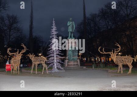 Helsinki, Finnland 29. Dezember 2020 traditioneller dekorativer Weihnachtsbaum und Rentiere mit Schlitten in der Bulvardi-Straße. Hochwertige Fotos Stockfoto