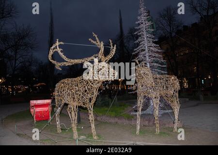 Helsinki, Finnland 29. Dezember 2020 traditioneller dekorativer Weihnachtsbaum und Rentiere mit Schlitten in der Bulvardi-Straße. Hochwertige Fotos Stockfoto