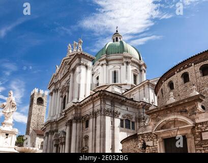 Romanische kreisförmige alte Kathedrale (Duomo Vecchio) oder La Rotonda und barocke neue Kathedrale (Duomo Nuovo) in Brescia, Lombardei, Norditalien Stockfoto