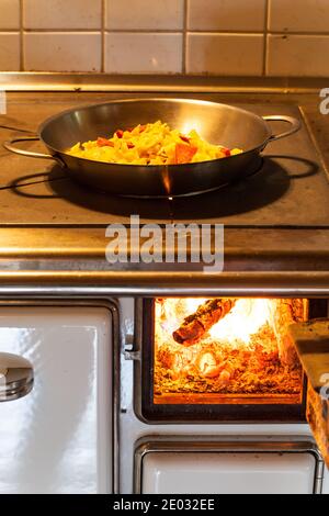 Alter Herd mit Holzfeuer Stockfoto