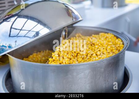 Bio Gelber gedämpfter Mais in Stahlbehälter. Stockfoto