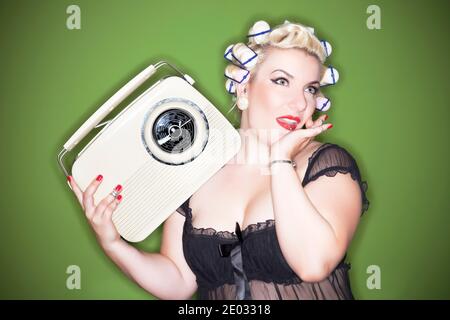 Porträt einer Vintage-Stil Hausfrau mit alten Radio Stockfoto