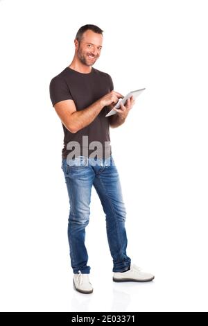 Lächelnder Mann, der auf einem Tablet arbeitet Stockfoto