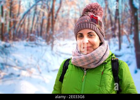 Porträt einer jungen Frau in Winterkleidung und Wollmütze. Leerer Kopierraum für den Text des Editors. Stockfoto