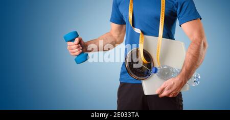 Athletic Mann mit Waage und Maßband hängen von der Nackenwasser und Kurzhanteln in Sportswear und isoliertem Gefälle gekleidet Blauer Hintergrund Stockfoto