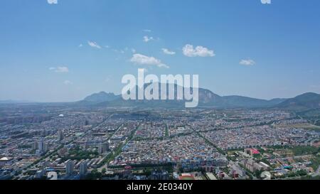 Panorama der chinesischen städtischen Wohngebiet unter blauem Himmel und weißen Wolken, Luftbild Stadtbild Stockfoto