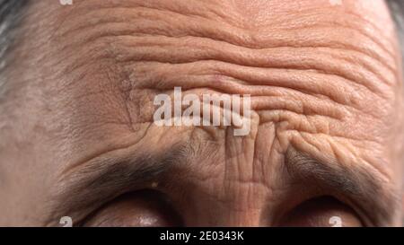 Faltige Männliche Stirn Nahaufnahme. Stirn und Falten des reifen Mannes Stockfoto