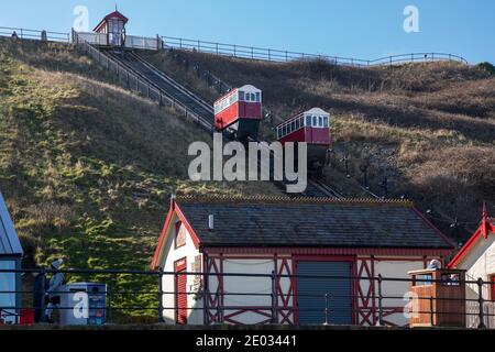 Der Saltburn Cliff Lift ist die älteste in Betrieb befindliche Wasserwaage-Standseilbahn in Großbritannien. Erbaut im Jahr 1884, bietet es Transport zwischen Stadt und Pier. Stockfoto