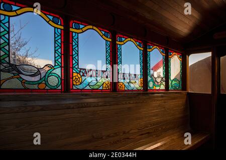 Der Saltburn Cliff Lift ist die älteste in Betrieb befindliche Wasserwaage-Standseilbahn in Großbritannien. Erbaut im Jahr 1884, bietet es Transport zwischen Stadt und Pier. Stockfoto