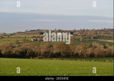 Blick auf die Landschaft im Winter Sonnenlicht in der Nähe des nördlichen Oxfordshire Dorf Von Sibford Gower Stockfoto