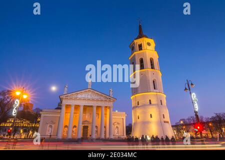 Kathedrale mit Glockenturm und Gediminas Statue Platz in Vilnius bei Nacht, Litauen Stockfoto