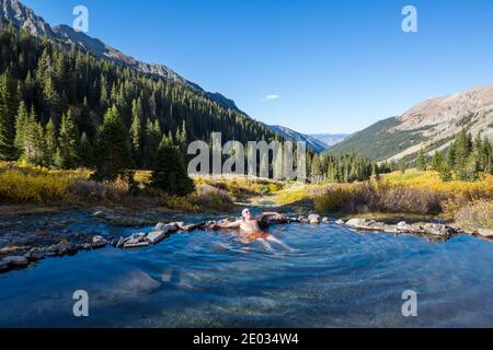 Natürliche heiße Quelle in Colorado Mountains, Sommersaison Stockfoto